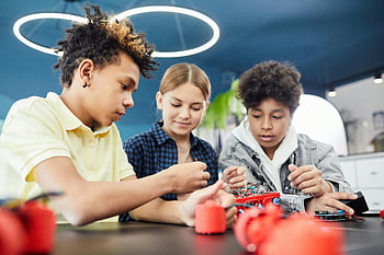 mladí studenti, Robotický projekt, rozmanití teenageři, Kolaborativní práce, dílna, vzdělávací činnost, Praktické učení, Technologické vzdělávání, vzdělávání, Skupinový projekt, týmová práce