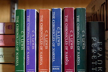 krønikerne af narnia, c.s. lewis, bogreol, Levende bøger, inviterer bøger, bogsamling, Fantasilitteratur, klassisk litteratur, bogserie, farverige bøger, bogvisning