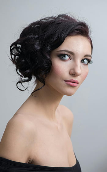 Frau, Schwarzes Off-Shoulder-Oberteil, Elegante Frisur, bilden, Nahaufnahmeportrait, stilvoll, Schönheit, Mode, Portraitfotografie, weibliches Modell, elegantes Aussehen