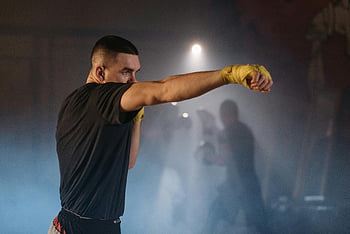 boxer, žlutý obvaz, ruka, intenzivní trénink, zakouřená tělocvična, Zaměřený úder, box, Školení, Atmosféra tělocvičny, sportovní, zdatnost
