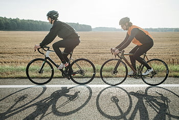 Dva lidé na kole, slunné silnici, Sklizená pole, venkovní fitness, cyklisty, silniční cyklistika, slunečný den, fitness aktivita, venkovské silnici, cyklistika, stíny