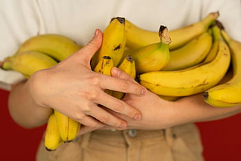 personne sans visage, Bananes fraîches, bananes mûres, fermer, texture, vivacité, Tenant des bananes, bouquet de bananes, délicieuses bananes, bananes jaunes, fruit