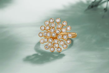 anello d'oro, quadri, colpo del primo piano, gioielli di lusso, sfondo verde acqua, design elegante, anello di diamanti, gioielleria in oro, Accessori di fascia alta, gioielleria, Diamond Cluster