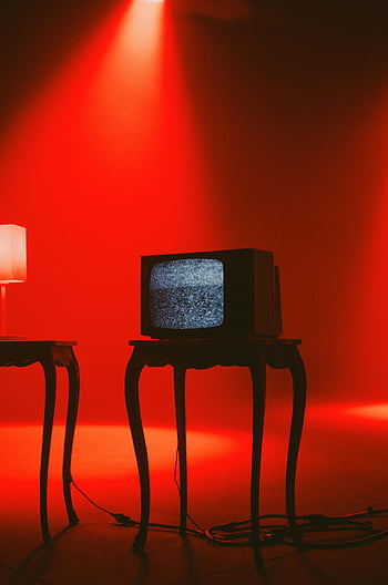 retro tv, statické zobrazení, dřevěný stůl, Dramatické červené osvětlení, Vintage televize, vnitřní scéna, okolního osvětlení, klasický nábytek, elektronické zařízení, Nostalgické nastavení, vnitřní dekor