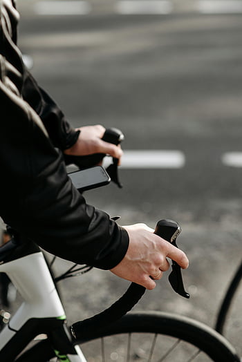 ロードバイクに乗る人、 クローズアップサイクリスト、 グリップハンドル、 ロードバイク、 屋外に乗る、 サイクリング、 ハンドルバー、 屋外サイクリング、 ロードサイクリング、 バイクに乗ること、 サイクリストの手