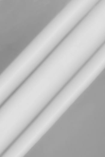 pruhované stíny, bílé zdi, minimalistický, ve stupních šedi, abstraktní obraz, měkké stíny, pruhy, černobílý, geometrické vzory, hra stínů, světlo a stín