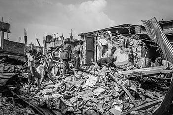 ερείπια σεισμού, Bhaktapur Νεπάλ, μαύρο και άσπρο, άνθρωποι ανάμεσα σε συντρίμμια, επακόλουθο σεισμός, ανακούφιση από καταστροφές, καθαρισμός ερειπίων, μετα-γη σκηνή, καταστροφή κτιρίου, φυσική καταστροφή, προσπάθειες διάσωσης