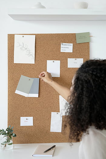 vrouw, wit printerpapier, moodboard, Ontwerpmonsters, minimalistisch kantoor, prikbord, stijlvolle omgeving, marketingplanning, strategienotities, kantoor inrichting, creatieve werkruimte