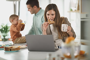 lavoro, famiglia, genitori, madre, prima colazione, mattina, caffè, il computer portatile, casa, ufficio, attività commerciale
