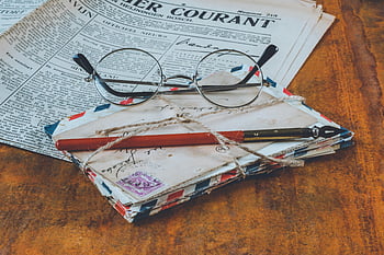 lettere storiche, penna stilografica, tavolo in legno vintage, occhiali, giornale, scrivania antica, vecchia corrispondenza, Strumenti di scrittura, Eyewear vintage, Manufatti storici, Configurazione classica della scrivania