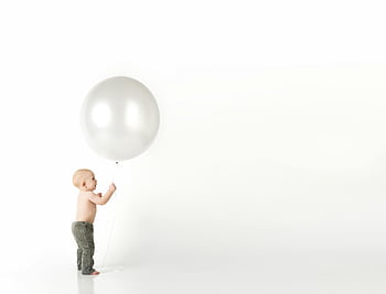 baby, svarte bukser, hvit ballong, stående, Minimalistisk studio, sjarmerende bilde, guttebarn, sølvballong, Studioinnstilling, hvit bakgrunn, Spedbarnsfotografering