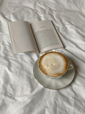 cappuccino, libro, Lett a letto morbido, mattina rilassante, caffè schiumoso, colpo del primo piano, Lettura accogliente, copriletto bianco, tazza di caffè, libro aperto, caffè del mattino