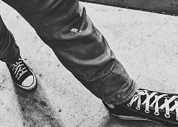 fotografi grayscale, sepatu hitam, trotoar beton, tampilan sudut tinggi, berjalan orang dewasa, sepatu kets hitam, mode jalanan, cara tradisional, pakaian santai, gambar monokrom, alas kaki