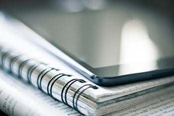Bílá spirálová kniha, notebook, tableta, studijní materiály, nastavení stolu, detail, vzdělávací nástroje, Učební zdroje, kancelářské potřeby, čtení materiálů, pracovního prostoru