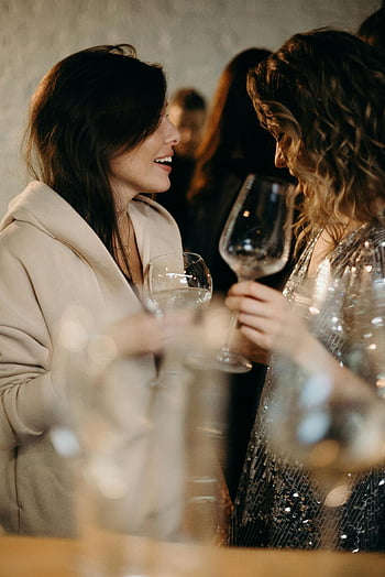 vrouw, wijnglazen, gesprek, selectieve aandacht, levendige bijeenkomst, genieten van, levendig, sociaal evenement, Vriendelijke vrienden, avond, viering