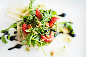insalata di rucola, pomodori ciliegini, pinoli, Glassa balsamica, insalata vibrante, verdure fresche, pasto salutare, condimento per l'insalata, insalata gourmet, Piatto vegetariano, ingredienti per insalata