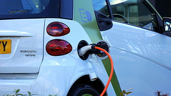 elektrické auto, nabíjení, ekologické dopravy, elektrický pohon, detail, bílé auto, oranžový kabel, chytré auto, elektrické vozidlo, šetrné k životnímu prostředí, nabíjecí stanice
