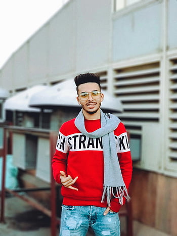 pánský červenobílý dres, košile nike jersey, Stylový mladý muž, Náhodný zimní oděv, městském prostředí, Venkovní pozice, Červená a bílá košile, neformální móda, zimní móda, městské módy, Móda mladého muže