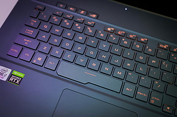 黒のノートパソコンのキーボード、 クローズアップ写真、 照らされたキー、 モダンデザイン、 ノートパソコンのキーボード、 クローズアップ画像、 モダンなラップトップ、 キーボードのデザイン、 ラップトップキー、 クローズアップショット、 照らされたキーボード