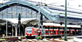 rode trein, Groen treinstation, bewolkte dag, stedelijk vervoer, treinstation, eigentijds station, Treinaankomst, transport hub, modern station, Trein rails, stadstrein