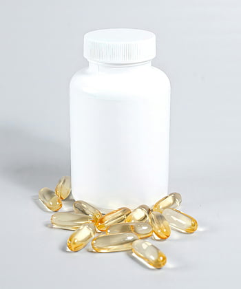 suppléments, bouteille en plastique blanc, capsules dispersées, thème de la santé, thème pharmaceutique, fermer, fond blanc, capsules de vitamines, des médicaments, des pilules, soins de santé