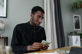Muž počítá peníze, Finanční řízení, soustředěný muž, brýle, Počítání hotovosti, lavice, Vnitřní nastavení, osobní finance, Správa peněz, finanční plánování