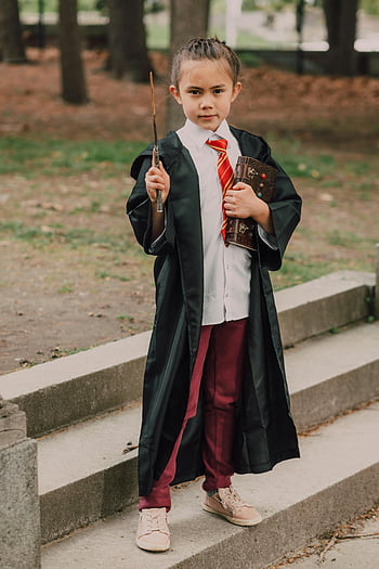 Kostým Harryho Pottera, malá holka, kouzelník, Kouzelná hůlka, rezervovat, venkovní, mladá dívka, předvečer Všech svatých, cosplay, kroky, park