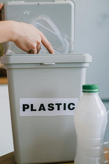 Kunststoffrecycling, Abfall sortieren, Mülleimer gekennzeichnet, Nahansicht, Plastikmüll, Papierkorb, Handsortierung, Plastik-Müll, Umweltschutz, Abfallwirtschaft, nachhaltige Praktiken