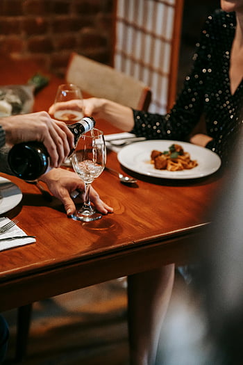 vino versare, bicchiere di vino, cena sofisticata, tavolo di legno, setup cena, Bottiglia di vino, pranzo elegante, tavolo da pranzo, presentazione del cibo, scena della cena, degustazione di vini