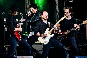 rocková kapela, živé vystoupení, kytary, mikrofon, etapa, energický koncert, Dynamická vibrace, čtyři muži, hudební výkon, členové kapely, živá hudba