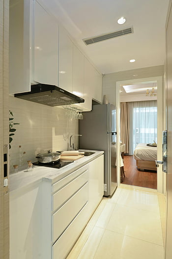 weiße Küche, moderne Küche, schlanke Schränke, Edelstahlgeräte, Heller Wohnbereich, Innenarchitektur, weißes Interieur, zeitgenössische Küche, Offenes Layout, sauberes Design, Minimalistische Küche