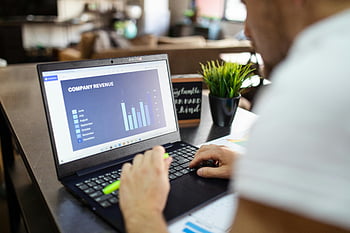 ember használ laptop, vállalati bevételi adatok, grafikondiagramok, irodai környezet, közeli felvétel, az adatok elemzése, Üzleti elemzés, pénzügyi adatok, irodai munka, szakmai környezet, számítógép képernyője