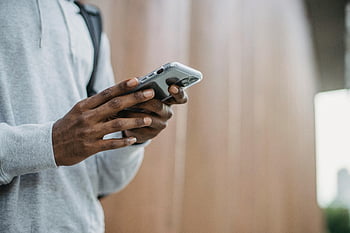 smartphone, în aer liber, stilul de viață modern, stil de viață conectat, tânăr, lumina zilei, Surfing Internet, etnicul om, utilizarea smartphone -ului, activitate in aer liber, utilizarea tehnologiei
