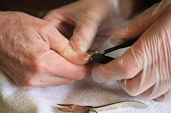 mani, guanti, manicure, unghie, cura per gli anziani, tagliaunghie, tagliare le unghie, lavoro, pinze per unghie