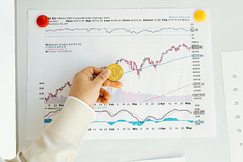 bitcoin, grafico azionario, Analisi finanziaria, mano che regge, criptovaluta, Rapporto di mercato, dati finanziari, analisi degli investimenti, mercato azionario, grafico commerciale, moneta