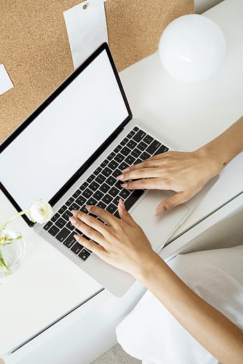 laptop, bílý stůl, minimalistický pracovní prostor, ruce psaní, jasné nastavení, elegantní design, nastavení pracovního prostoru, kancelářský stůl, práce z domova, produktivita, stolní příslušenství
