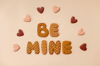 S valentýnskou tématikou, srdce cookies, být moje, dopis cookies, béžové pozadí, Valentýn, uspořádání cookie, cookies ve tvaru srdce, Slavnostní cookies, sladké dobroty, Romantické sušenky