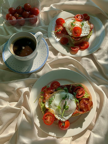 toast se slaninou a vejcem, avokádový toast, cherry rajčata, šálek kávy, bílá textilie, Nastavení snídaně, nádherná snídaně, Toast s vajíčkem, slanina a vejce, káva, bílé desky