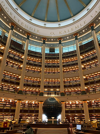 図書館インテリア、 照らされた棚、 中央球、 壮大な図書館、 複数のレベル、 図書館建築、 ライブラリデザイン、 図書館スペース、 図書館の雰囲気、 図書館の装飾、 図書館の照明