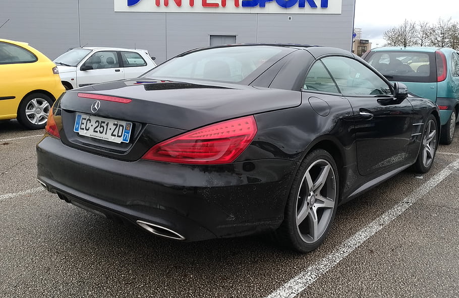 Mercedes, sl, schwarzes Auto, Rückansicht, geparktes Auto, Nummernschild, Intersport, Parkplatz, Sportwagen, Cabrio, Luxusauto