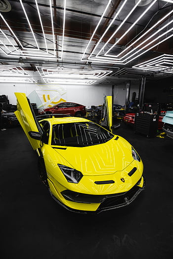 gelbes Auto, Lamborghini Aventador, Türen hoch, Innengarage, gut beleuchtete Einstellung, leuchtendes gelb, elegantes Design, Luxusauto, Sportwagen, Auto Showcase, Garage Interieur