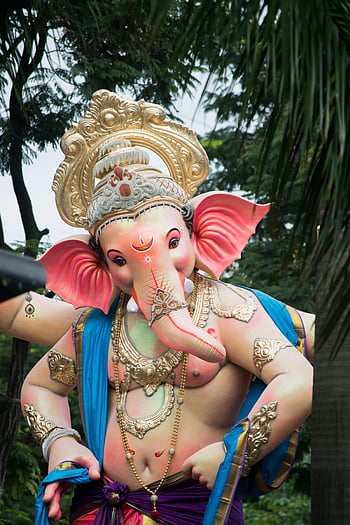 Mumbai Ganesh Chaturthi, pán Ganesha, Oslavy Ganesh Chaturthi, Živá socha, zdobená Ganesha, Bombaj Indie, Náboženský festival, kulturní akce, sloní božstvo, tradiční oděv, slavnostní dekorace