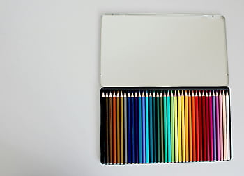 pastelky, kovové pouzdro, ploché ležel, zářivé barvy, bílý povrch, úhledně uspořádané, Různé barvy, umělecké pomůcky, Nástroje na kreslení, Kreativní nástroje, papírnické zboží