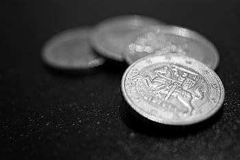 Silbermünzen, Nahaufnahmefoto, Makroaufnahme, gestapelte Münzen, Schwarz und weiß, Finanzen, Reichtum, runde Münzen, silberfarbene Münzen, Münzsammlung, Münzfotografie