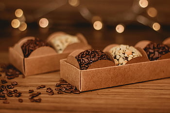 brigadeiros, Brazilské sladkosti, Dárková krabička, Elegantní Bokeh, Sladké dárcovství, detail, lahodné pochoutky, čokoládové bonbony, slavnostní pozadí, dřevěný stůl, Kávová zrna