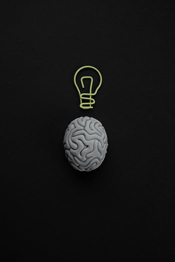 guma tvaru mozku, kancelářská svorka, Šedý mozek, Symbol žárovky, černé pozadí, inteligence, tvořivost, minimalistický design, konceptuální umění, kancelářské potřeby, vzdělávací nástroje