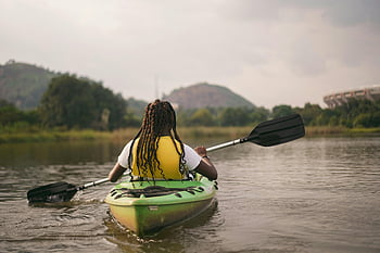 jízda na kajaku, abuja, Nigérie, klidné vody, Green Kayak, žlutá záchranná vesta, svěží krajina, řeka, venkovní aktivity, pádlo, klidné prostředí