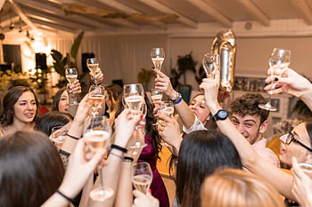 amici felici, bicchieri tintinnanti, Champagne, ristorante, Celebrazione vivace, Celebrazione indoor, Toast allegro, Celebrazione del gruppo, Amici toast, Atmosfera di festa, ritrovo sociale
