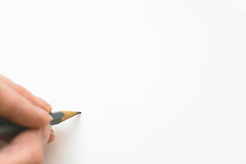Mano che tiene la matita, sfondo bianco, avvicinamento, abbozzare, creatività, carta bianca, disegno a matita, processo artistico, minimalista, messa a fuoco, dettaglio