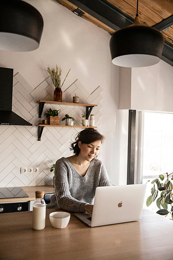 Mladá žena, laptop, kuchyně, vzdálené práce, studie, denní světlo, útulný, veselý, Jasný, krytý, pracovního prostoru